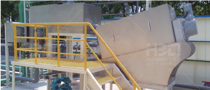 Screw-type sludge dewatering machine